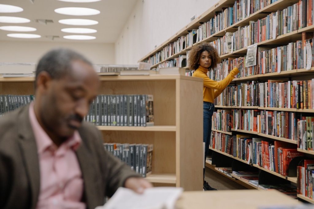 Comunidad conversando y recomendando libros con criterio.