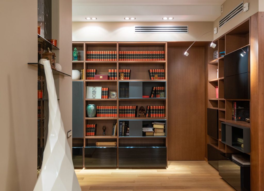 Biblioteca personal organizada para la lectura cotidiana.