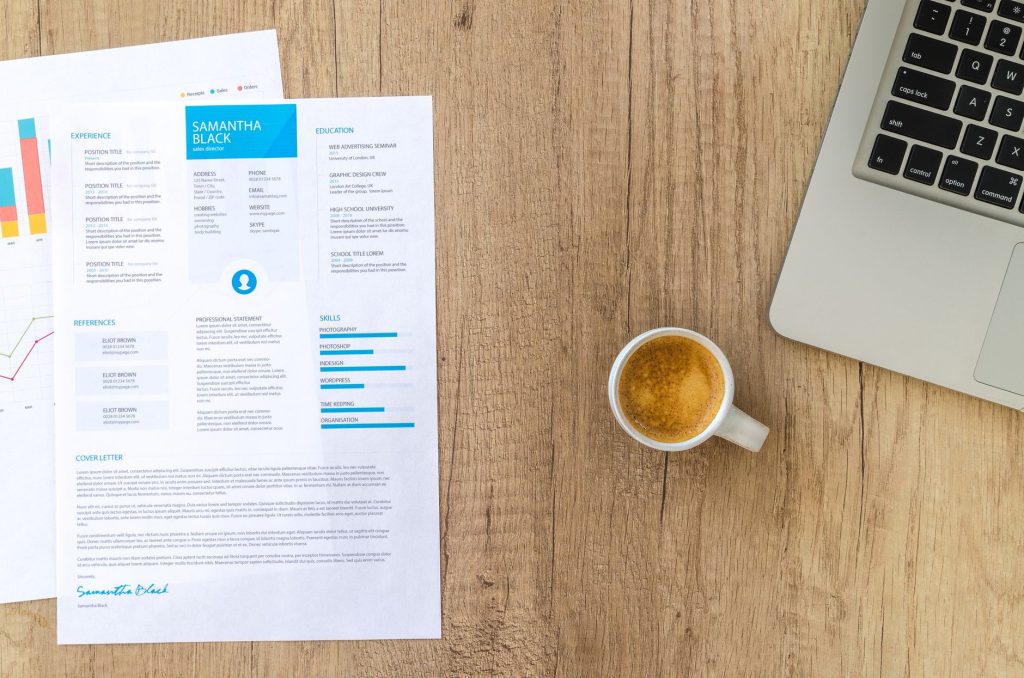 Profesional preparando su currículum y estrategia de empleo