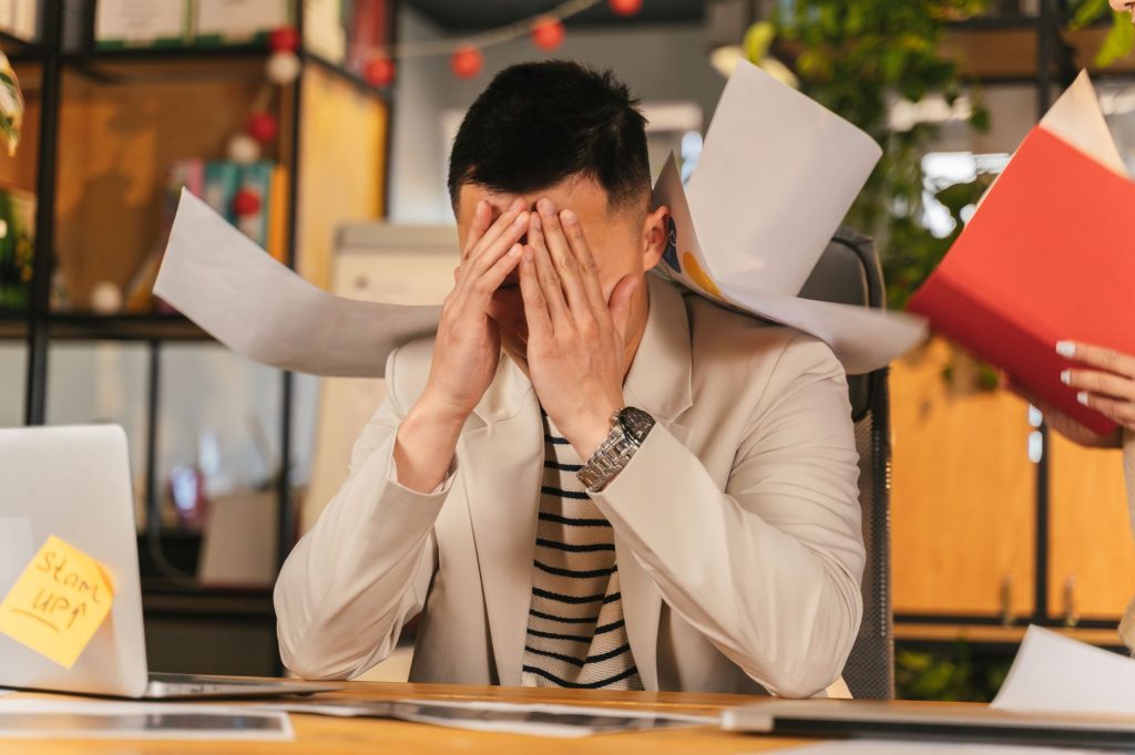 Profesional afrontando presión y estrés en el trabajo