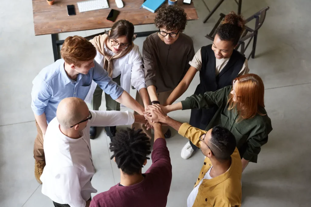 Equipo de profesionales revisando un proceso alrededor de una mesa