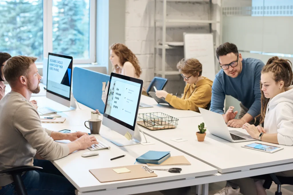 Equipo profesional conversa y revisa una decisión alrededor de una mesa