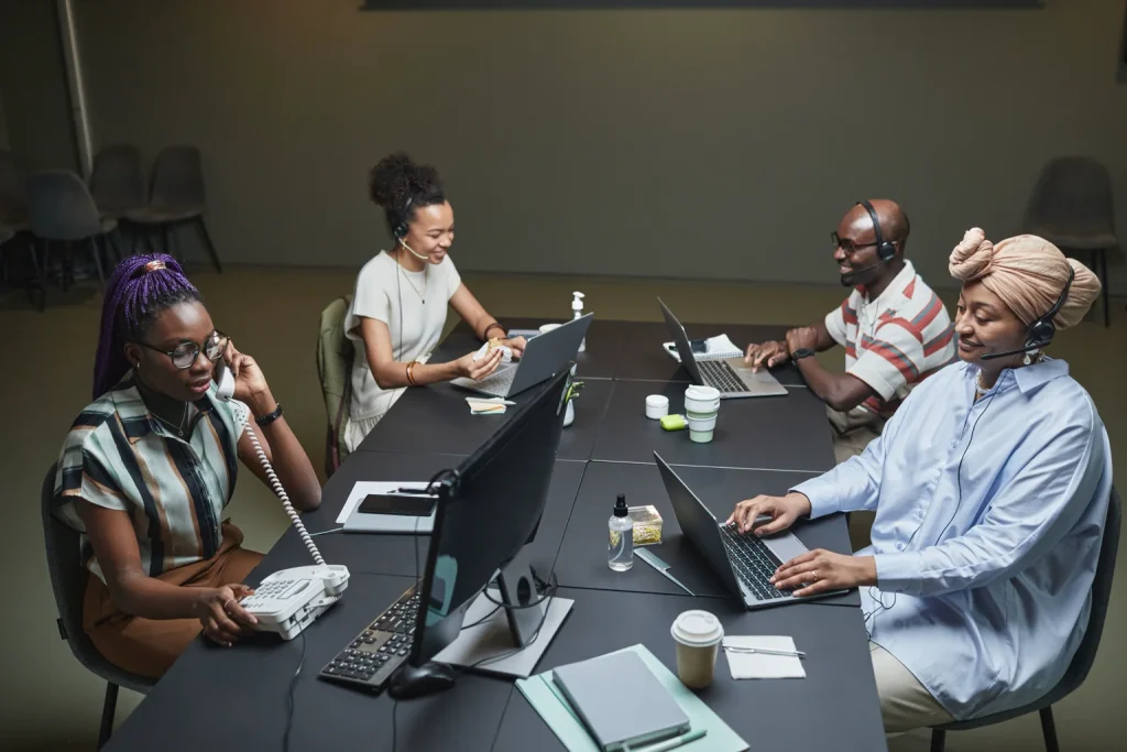 Equipo de atención al cliente trabaja con auriculares en una oficina