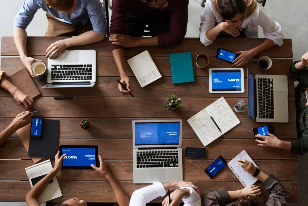 Equipo profesional revisa información durante una reunión de trabajo