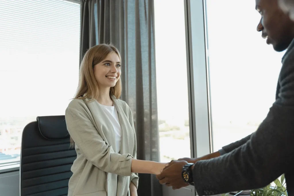 Dos profesionales conversan durante una entrevista de trabajo frente a una mesa