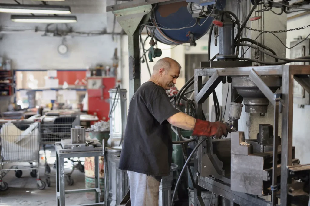 Trabajador experimentado opera una máquina industrial en un taller