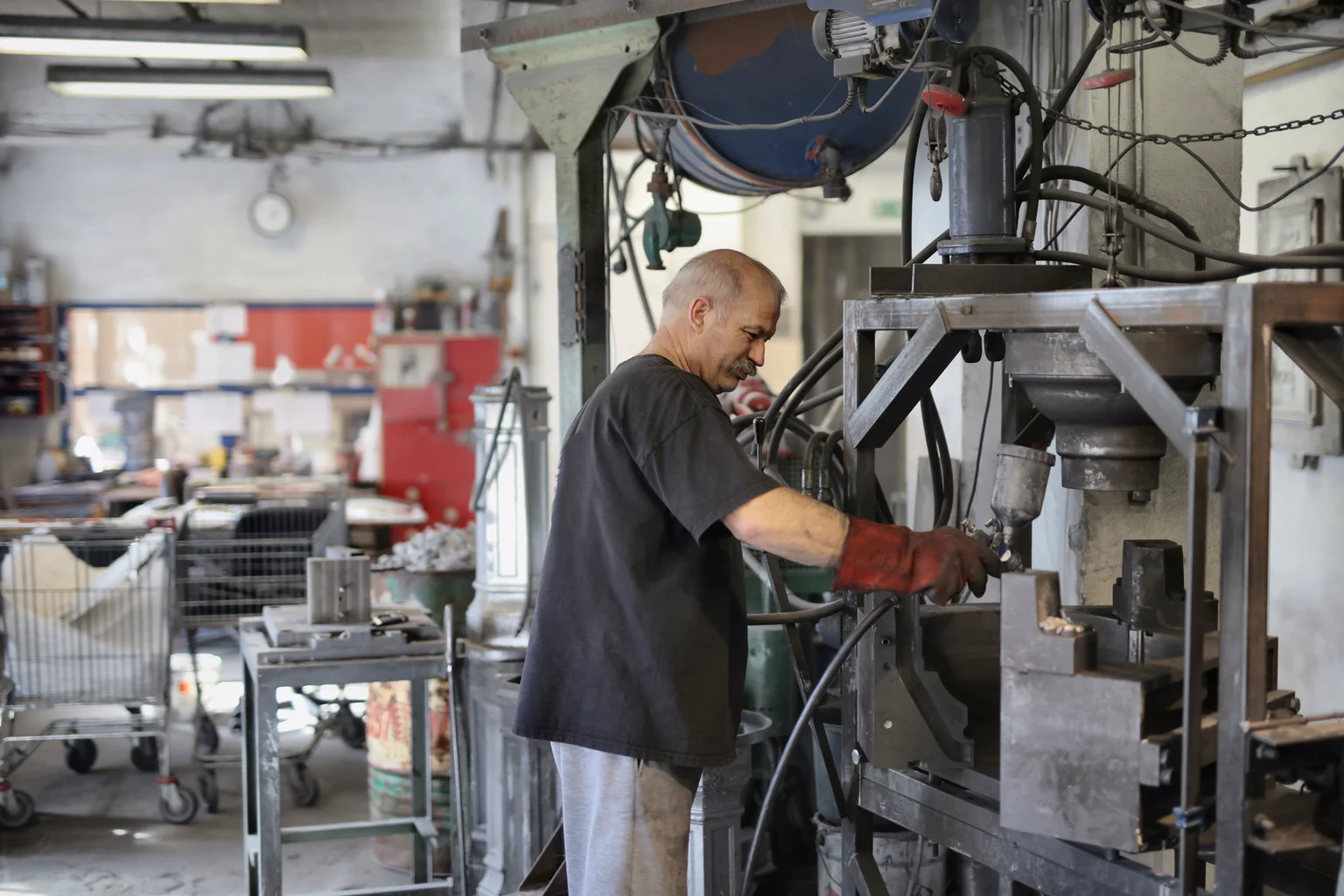 Trabajador experimentado opera una máquina industrial en un taller