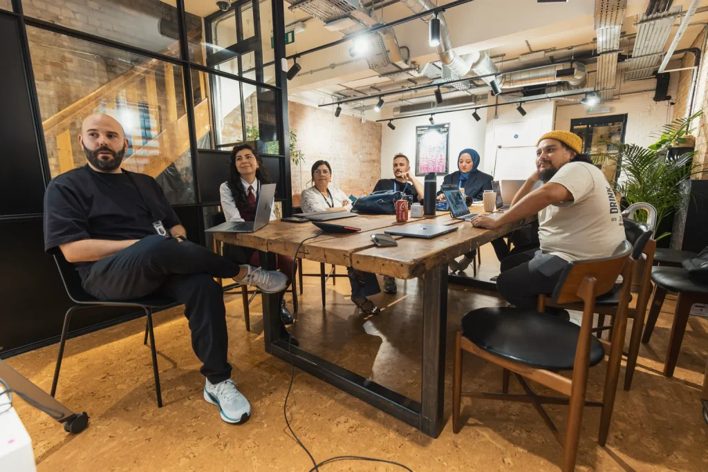 Equipo profesional escucha durante una reunión en una oficina