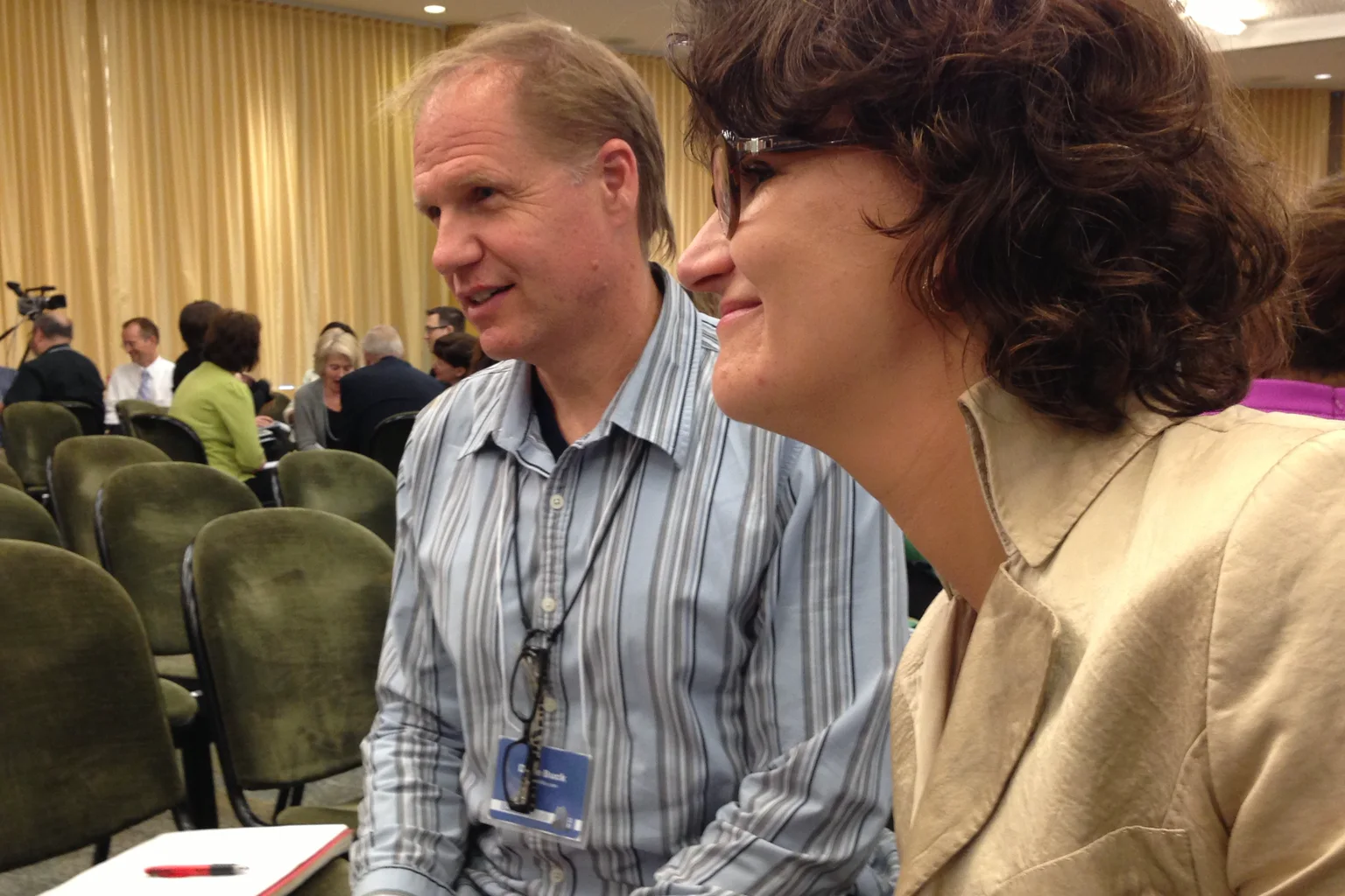 Dos participantes conversan y se escuchan durante un taller profesional