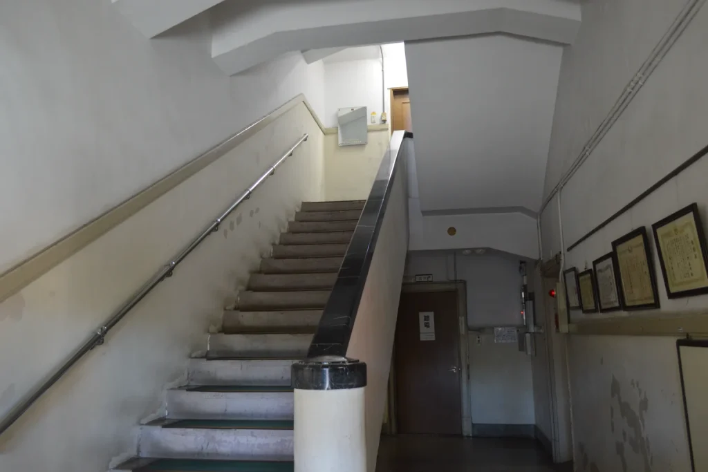 Escalera interior de un edificio de oficinas vista desde su base