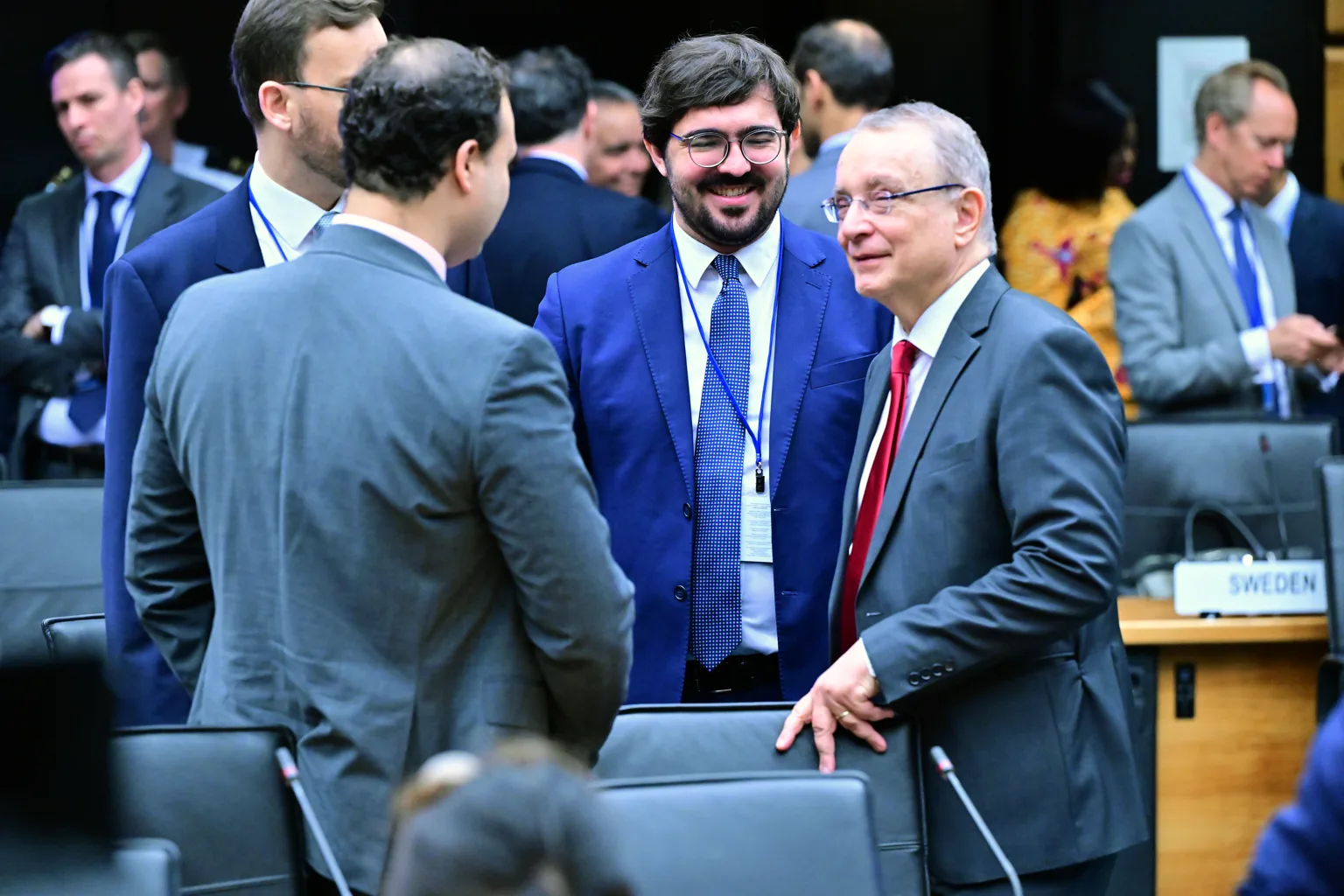 Integrantes de una junta reunidos alrededor de una mesa durante una sesión formal
