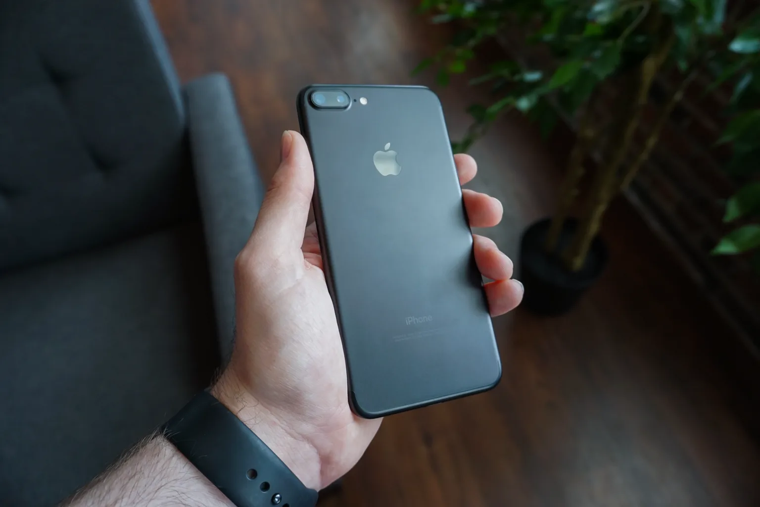 Persona sosteniendo un teléfono inteligente en la mano