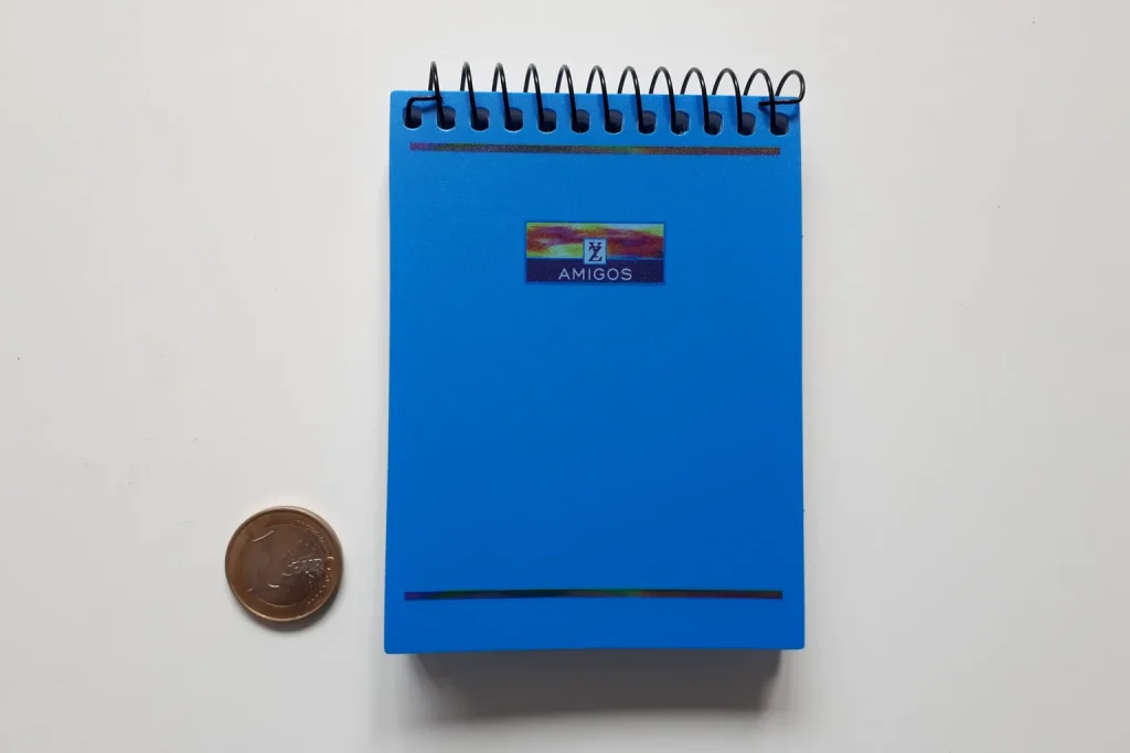 Libreta azul abierta sobre una superficie clara para registrar y recuperar notas