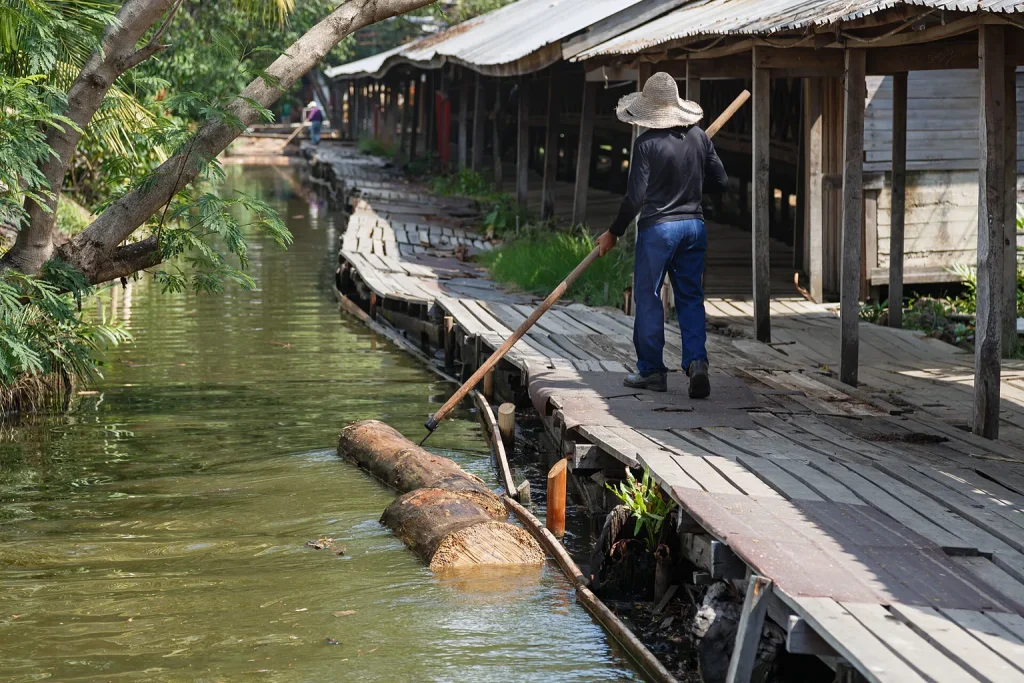 Instalación de producción de madera en Sandakan, Sabah; escena de continuidad operativa