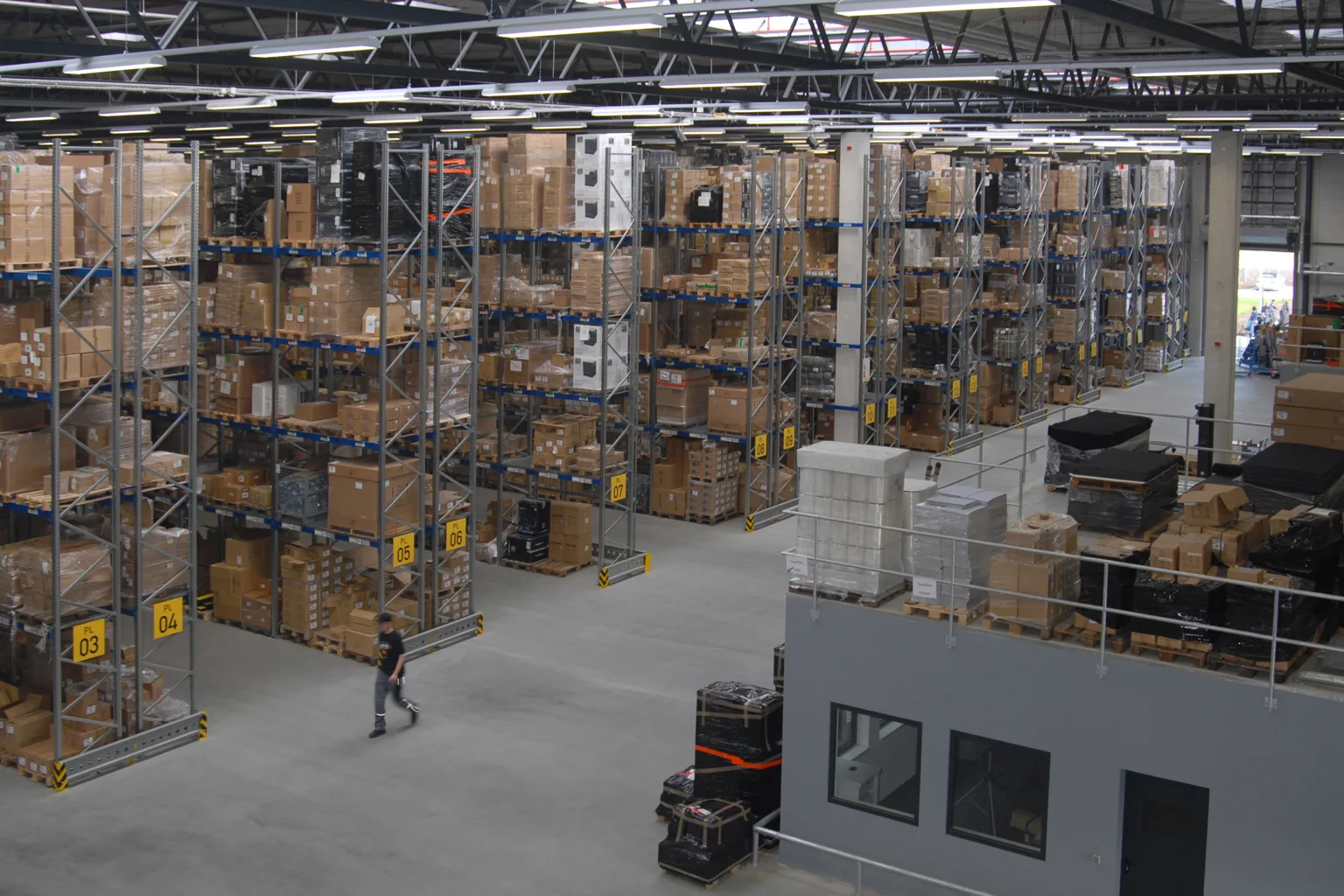 Pasillos y estanterías del almacén de Adam Hall; inventario pendiente de convertirse en ventas y cobros