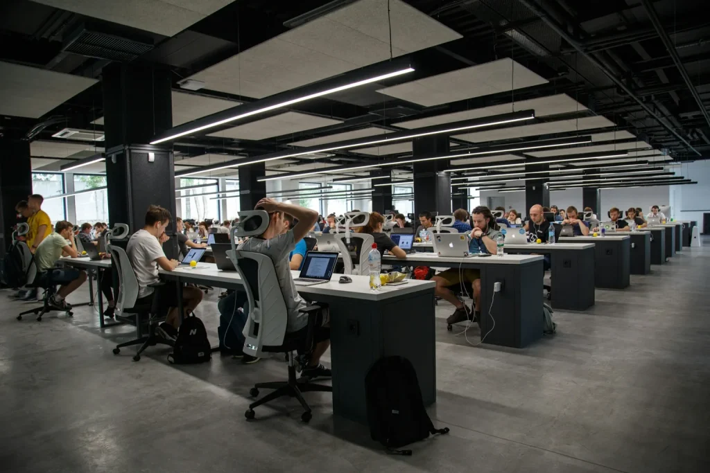 Personas trabajando en una oficina compartida; fotografía ilustrativa, no del estudio citado.