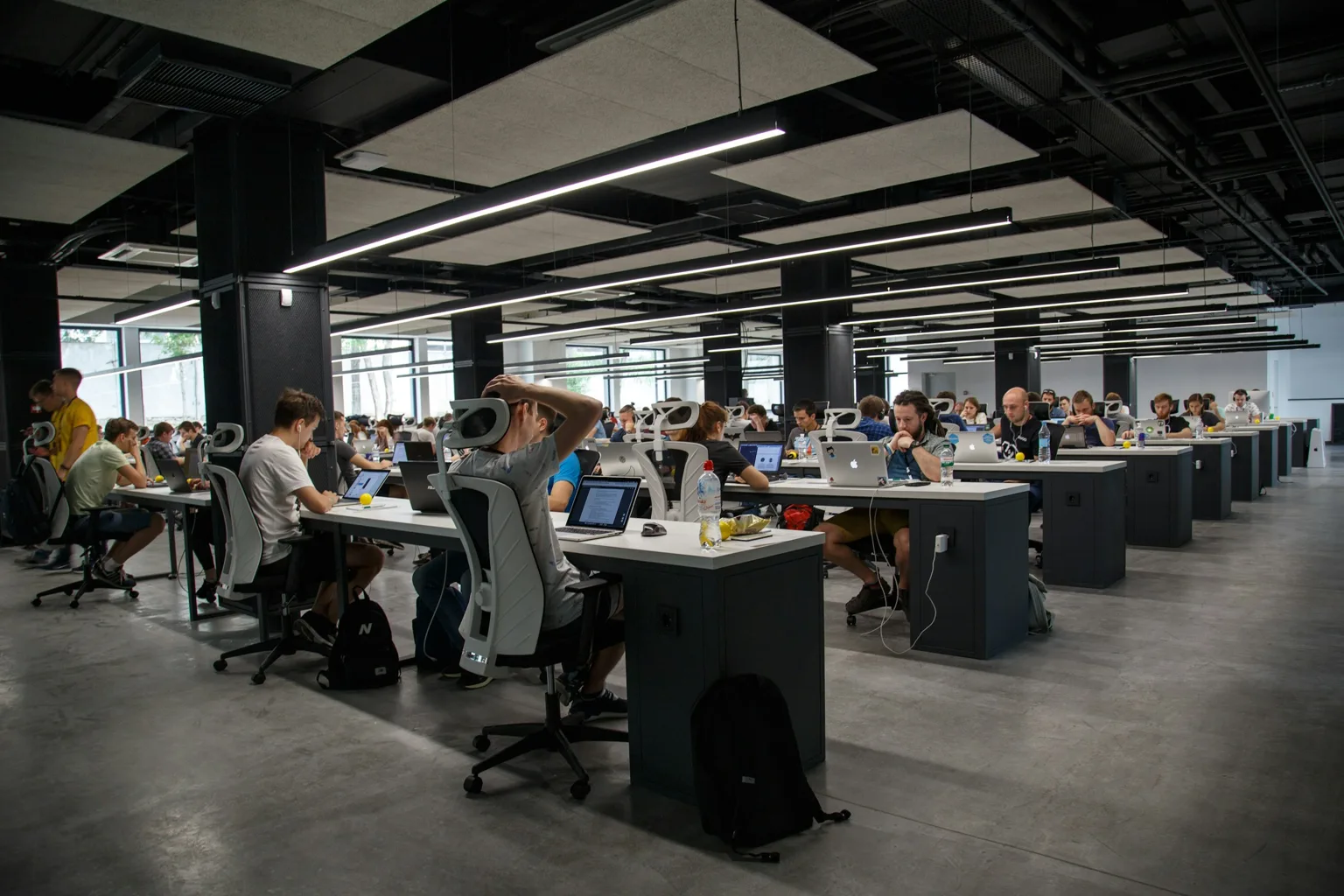 Personas trabajando en una oficina compartida; fotografía ilustrativa, no del estudio citado.