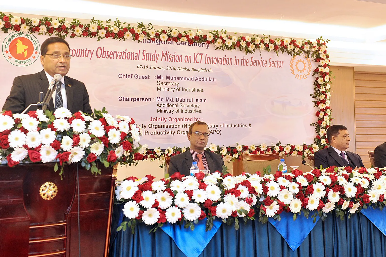 Participantes en un taller de innovación reunidos para debatir propuestas en Dhaka