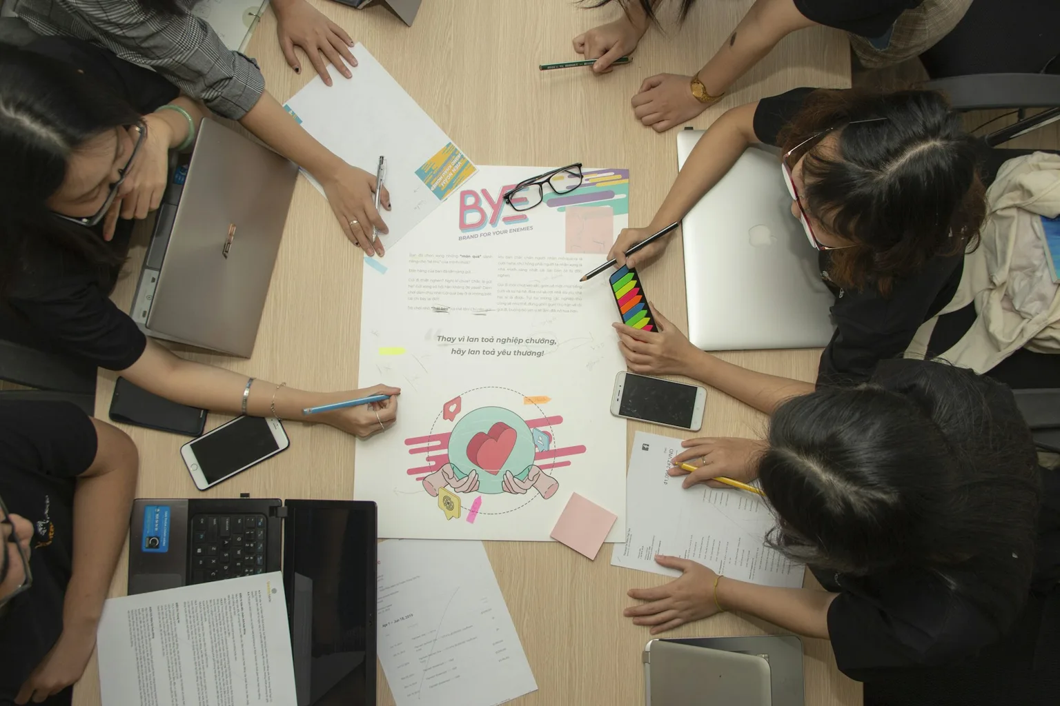 Un equipo conversa alrededor de una mesa para tomar decisiones sobre un proyecto