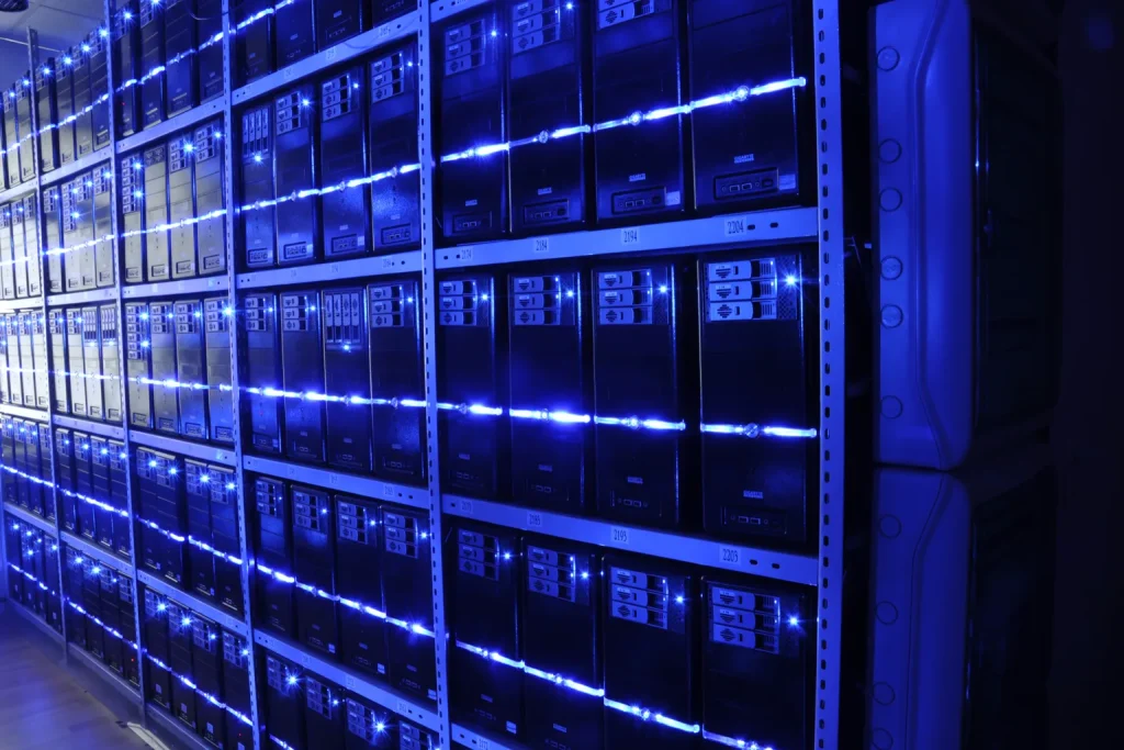 Sala de servidores que representa la infraestructura detrás de un sistema de inteligencia artificial