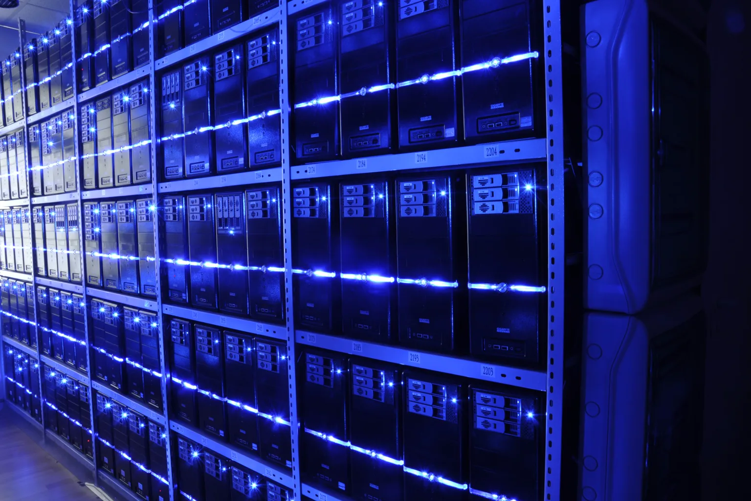 Sala de servidores que representa la infraestructura detrás de un sistema de inteligencia artificial